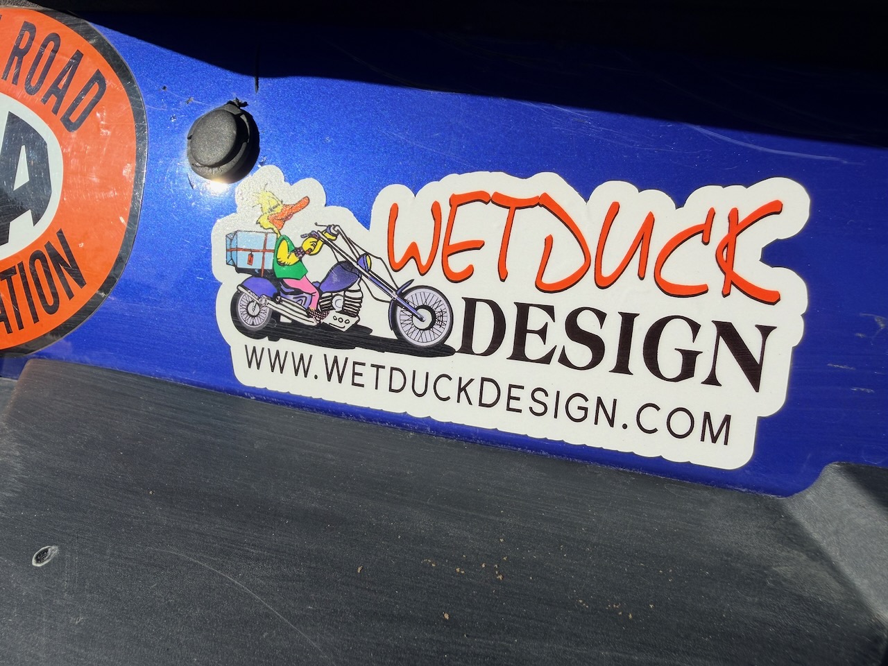 Wetduck Design sponsor sticker on race car 355